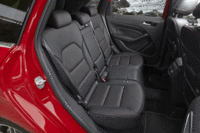 後席は6：4の分割式で、それぞれにリクライニング機能と前後スライド機構が備わる。中央席の背もたれ部分には、スキーホールとアームレストが設けられている。（写真をクリックするとシートアレンジが見られます）