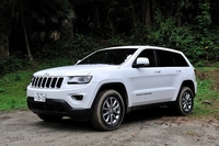 ベースグレードの「ラレード」。フロントバンパー下部のクロムモールが省かれるところが「リミテッド」との外観上の違い。