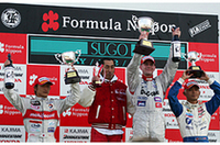 ライアンを中央に、2位井出有治（左）、3位脇阪寿一（右）