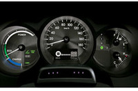 タコメーターにかわり、低燃費走行の目安を表示する「ハイブリッドシステムインジケーター」が備わる。手前の6点の光が、「ドライバーモニター付きプリクラッシュセーフティシステム」の「ドライバーモニターカメラ」。