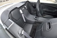 シート配置は2＋2。しかし後席は事実上、カバン置き場程度の広さでしかない。