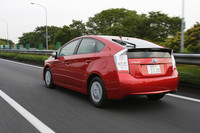 【試乗車のオプション装備】
フロントアンダーカバー＋リアバンパースポイラー＝1万5750円／ソーラーパネル付きムーンルーフ＋ソーラーベンチレーションシステム＆リモートエアコンシステム＋スマートエントリー＋イルミネーテッドエントリーシステム＝22万5750円／タッチトレーサーディスプレイ＋インテリジェントパーキングアシスト＋HDDナビゲーションシステム＝30万8700円／ETCユニット＝1万500円
