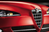 縦横にラインが入った、新デザインのグリル。