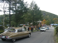 そろそろ本会場であるグラウンドにクルマが入ってくる。今年は「シトロエンDS」も多く参加。