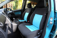 ボディカラーによっては黒一色のインテリアしか選べないケースもあるが、写真のようにカラフルな色遣いのほうがスプラッシュ！ な感じがして、このクルマのキャラが表現される。写真のターコイズインテリアは、ラグーンターコイズメタリック2とコスミックブラックパールのボディカラーに組み合わされる。
    