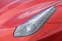 ヘッドランプ。「458」や「FF」など、現在ラインナップする他のフェラーリに似たデザインが採用されている。