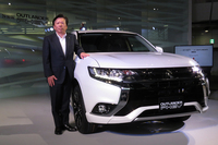 「三菱アウトランダーPHEV Gプレミアムパッケージ」と、三菱自動車の相川哲郎社長。