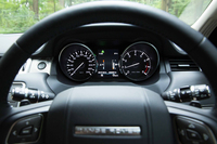 車両の走行状況はメーターナセルのマルチインフォメーションディスプレイでチェック可能。高速道路での瞬間燃費はおおむね14km/リッター台となっていた。
    