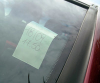 お客が出やすい位置に移動させておくためのメモは付せん。手作り感覚。