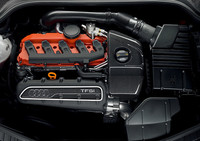 横置きされる、新開発の2.5リッター直5エンジン。TTの他のモデルは直4とV6を搭載するため、スペース的に厳しい5気筒は、できるかぎりコンパクト化された。