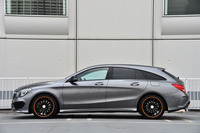 後方に向かってゆるやかな曲線を描くウィンドウグラフィックや、サイドのキャラクターラインが、プロポーションの伸びやかさを強調する。