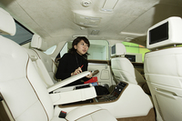 「アウディA8」の後部座席に座り、ゴージャスさに感銘を受けるマリア。