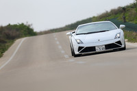 【スペック】ガヤルドLP560-4：全長×全幅×全高＝4345×1900×1165mm／ホイールベース＝2560mm／車重＝1410kg／駆動方式＝4WD／5.2リッターV10DOHC40バルブ（560ps/8000rpm、55.1kgm/6500rpm）／価格＝2476万4250円（テスト車＝2701万2720円／ボディーカラー＜Bianco Monocerus：ホワイト＞＝15万7500円／カラード・ブレーキ・キャリパー＜イエロー＞＝9万1875円／スエードレザー・ステアリング・ホイール＝8万850／トラベル・パッケージ＋シート・ヒーター＝53万9700円／ホワイト・サイド・インディケーター＝3万1500円／アルカンターラ・インテリア＝20万4750円／ルーフ・ライニング＆ピラー＜アルカンターラ＞＝12万9150円／リアビュー・カメラ＝32万2350円／ブランディング・パッケージ＝11万2770円）