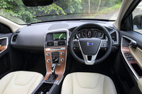 本革シートの風合いや、ウッドパネルの色調は、上質であたたかな雰囲気でまとめられている。