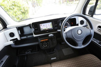 テスト車には、ディーラーオプションの日産オリジナルナビゲーション（HS310-A／21万3300円）とバックビューモニター（3万9800円）が装備される。写真は、助手席側のグローブボックスやカップホルダーを開けた状態。