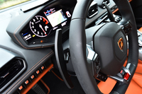 「ウラカン」のトランスミッションは、シフトパドル付きの7段ATのみ。写真でステアリングホイール下端に見える赤いノブは、走行モードの選択スイッチ。
    