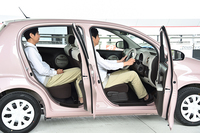 身長185cmの編集者が、通常のドライビングポジションを設定し、後席に移動した写真を合成した。
    