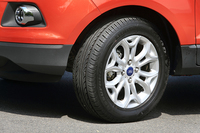 装着されるタイヤのサイズは205/60R16。
    