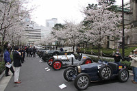 桜並木が美しい、日本銀行本店前のその名も江戸桜通りに並べられたエントリー車両。手前から三井高公氏が所有していた1935年「ブガッティT35C」、東京・湯島の自動車整備工場「アート商会」勤務時代の本田宗一郎氏が製作したレーシングマシンの1924年「カーチス号」などなど。
