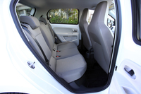 リアシートは、バッテリーを搭載する関係で座面高が4cmほど高くなっている。