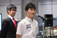 「目標は優勝とシリーズチャンピオン」と意気込みを語る山下健太選手。
    