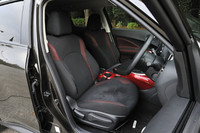 インテリアカラーは、黒系と赤系（写真）の2色から選べる。