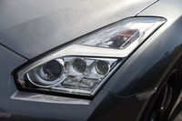 ヘッドランプは、2013年以降のものをチョイス。フロントまわりの表情を、オリジナルから変化させた。