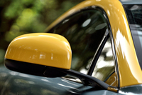 ドアミラーとAピラー／ルーフレールもイエローに。