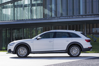 「A4アバント」との違いが際立つサイドビュー。アルミホイールのサイズは、標準で17インチ。18インチホイールもオプションで用意される。