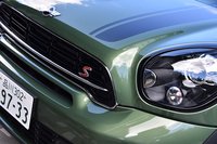 マイナーチェンジでフロントグリルのデザインが手直しを受けた。