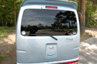 前席後ろまで、実寸で170cmを超える室内。開発スタッフいわく、上手に積めばマウンテンバイクが6台収まるという。荷室を有効利用できるアームやレールなどのアイテムも多数設定され、それらを直接ねじ止めできる“穴”が。ボディ構造に用意されている。写真をクリックすると、シートの倒れる様が見られます。