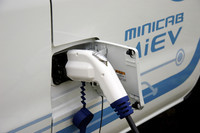 急速充電器の接続口（メーカーオプション）は車体の左側、家庭用電源の接続口（写真）は右側に配置されている。