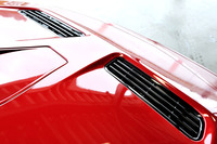 ボンネットフードのエアアウトレットも、センターバンパーと足並みをそろえてグロスブラックに。