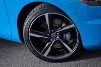 18インチのアルミホイールには225/40R18のタイヤが装着される。