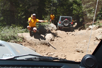 車内から見た「トレイルガイドに誘導してもらう」の図。一人が一つの難所を受け持ち、車両を通してから、隊列とともに前へ前へと移動する。