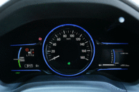 フルカラーのマルチインフォメーションディスプレイなどを備えたハイブリッド車専用メーター。照明の色は、エコ運転の度合いによって青から緑に変化するほか、「スポーツモード」選択時には赤に切り替わる。