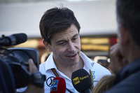 ルール作り、賞金の分配など強豪チームに有利な構造となっているのはおかしい――ケータハムとマルシャが資金難に陥り管財人の管理下に置かれレースを欠場したことを受け、小規模チームが声をあげ、コスト削減とその制限のルール化や、分配の是正を訴えた。しかし、メルセデスのビジネス面を代表するトト・ウォルフ（写真）をはじめとするビッグチーム側は「それでは問題は解決しない」というスタンスを示している。F1“格差問題”、解決の糸口はどこにあるのか？（Photo=Mercedes）
    