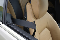 前席シートベルトを手にとりやすいよう、前に送ってくれる「オートマティックベルトフィーダー」は、全車標準装備。