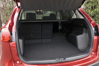 荷室容量は通常で500リッターを確保。後席シートバックを前に倒せば最大1620リッターに拡大できる。後席の操作は荷室の左右にあるレバーでも可能だ。