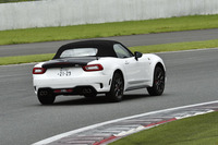 ステアリングのユニット自体は「ロードスター」と同じもの。ただし、電動パワーステアリングに「124スパイダー」専用のチューニングが施されている。