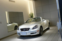 そのMyレクサスと初めて対面するのは、専用スペースの「レクサスプレゼンテーションルーム」。ここでキーを渡され、レクサスオーナーが誕生する。写真は、プレゼンテーションルームに鎮座する「SC430」。