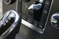 「V60ラグジュアリー エディション」には、レーダーやカメラを使った安全装備のセットオプション「セーフティ・パッケージ」が与えられる。写真は、その一部機能の作動スイッチ。
    