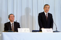 F1撤退会見にのぞんだ、福井威夫代表取締役社長（写真右）と大島裕志常務執行役員。