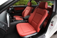 オプションのボストンレザーは、コーラルレッドのほか、ブラック、アラスカグレーなど全6色から選べる。