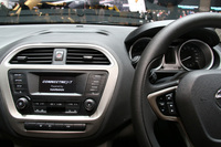 「タタ・ティアーゴ」のダッシュボード。コネクティビティーへの対応は、なんとハーマンとコラボレートしている。