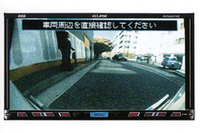 フロントのCCDカメラは、魚眼レンズ採用により180度の視界を確保する。