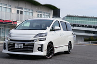 【テスト車のオプション装備】
ボディーカラー＜ホワイトパールクリスタルシャイン＞＝3万1500円／G's専用ボディーストライプ＝2万6250円／245/40R19タイヤ＆19×8J G'専用アルミホイール（レッドライン＋ダークスパッタリング）＝7万2450円／パワースライドドア＋バックドアイージークローザー＝5万7750円／NAVI・AI-SHIFT＋HDDナビゲーションシステム＆トヨタプレミアムサウンドシステム＋音声ガイダンス機能付きカラーバックガイドモニター＋ETCユニット＝58万8000円／盗難防止システム［国土交通省認可品］エンジンイモビライザーシステム＋オートアラーム＋G-BOOK mx Pro専用DCM＝6万6150円