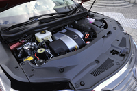 3.5リッターV6エンジンに電気モーターを組み合わせる、ハイブリッド車のパワーユニット。JC08モードの燃費は、18.2～18.8km/リッター。