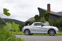 「コペン セロ」の外装色は「ブライトシルバーメタリック」や「マタドールレッドパール」など全8色。そのうち、「ブリティッシュグリーンマイカ」はほかの仕様では選べないセロの専用色となっている。