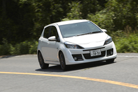 山間の道を駆け抜ける。今回のテスト車は、フロント・リアともに、オプションの「G's専用スポーツブレーキパッド」を装着する。
    